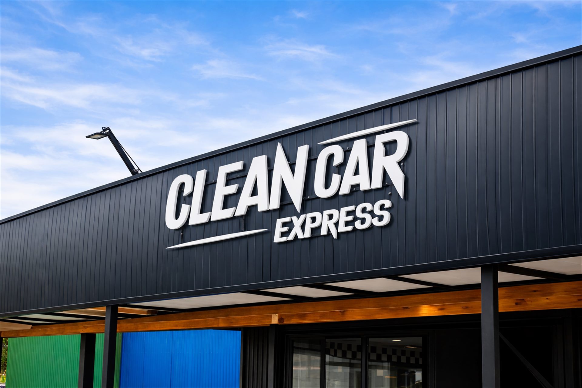 Fachada corporativa Clean Car Express con letrero volumétrico Garza Azul